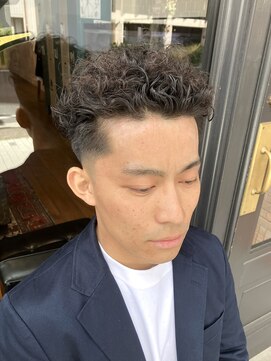 フォーコーナーズ(Four Corners) スキンフェード／アフロパーマ／ツイストパーマ／アフロパーマ