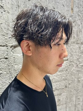 ヒュイル バイ ニアウ(Hwyl by Niau) メンズマッシュセンターパートスパイラルパーマニュアンスパーマ