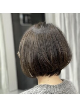 プラグ(Plug) 大人前下がりショートボブオリーブアッシュ似合わせカット30代