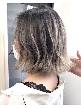 アライブ キチジョウジ(ALIVE Kichijoji) エアータッチバレイヤージュ白髪ぼかし／ケアブリーチハイライト