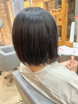 スタジオ アルファプラス 日暮里店(studio α+) ステップボーンカットカットボブショートハイライト白髪ぼかし