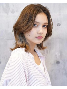 アイスバーグ(eyesburg) 20代30代大人可愛いミルクティーベージュインナーカラーくびれ