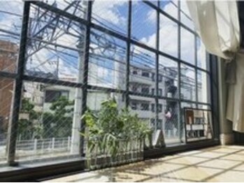 アトリエドゥーディマンシュ atelier doux dimancheの写真/自由が丘一軒家サロン☆大きな窓と日差しで開放的な空間が広がる＊穏やかなサロンタイムを【自由が丘】