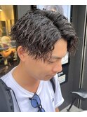 黒髪縦落ちツイストスパイラルパーマツーブロックセンターパート
