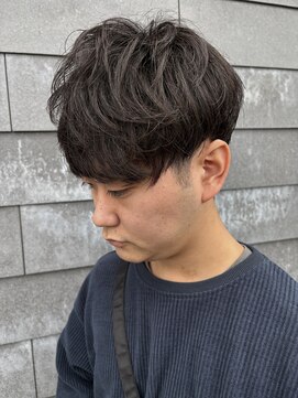 ヒュイル バイ ニアウ(Hwyl by Niau) メンズマッシュセンターパートスパイラルパーマニュアンスパーマ