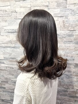 大人女性の艶ミディアムレイヤー