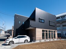 ケケ(KEKE)の雰囲気（店舗入り口の反対側に駐車場2台完備しております。）