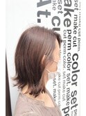 カラーで艶を与えた外ハネミディアムヘアスタイル