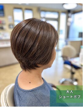 エフプロモーションフローラ(FLORA) 丸みシルエットの大人ショートボブ