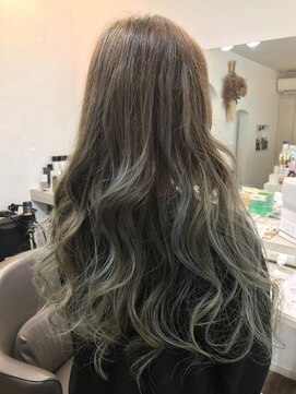 ヘア デザイン 虹いろのはさみ ハイトーン　アッシュカラー