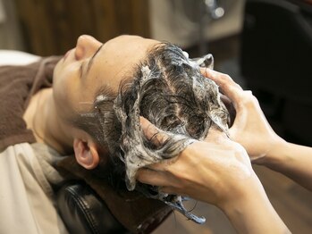 バーバー ヤマミチ(BARBER YAMAMICHI)の写真/毎日頑張るあなたに癒しのサロンタイムをお届け♪頭皮から髪の状態を整えてスッキリリフレッシュ！