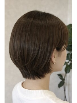 後ろ姿まで頭の形がきれいに見える大人ショート