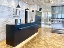 アース コアフュールボーテ 新潟紫竹山店(EARTH coiffure beaute)の雰囲気（受付から特別体験が始まる。心躍るサロン時間を。）