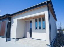 ミュール(miyuru)の雰囲気（エントランス窓前にシマトネリコがお出迎えしてくれています。）