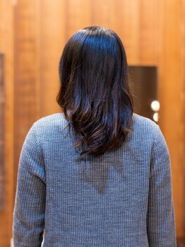 遊び心と透明感溢れるハイライトを白髪にプラスして洗練ヘアに♪大人女性の魅力を引き出すカラーをご提案！