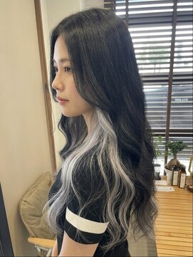 チオ(Chio) エクステで叶える！暗髪×ホワイトインナーカラー