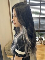 チオ(Chio) エクステで叶える!暗髪×ホワイトインナーカラー