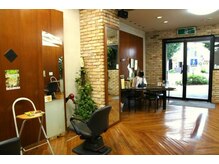 ドゥ ヘアドレッサーズ(Deux Hairdressers)の雰囲気（元気で明るいスタッフ２人がお迎えします！！）