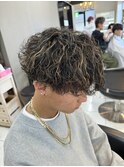 波巻きパーマ メッシュ ハイライト マッシュパーマ メンズ