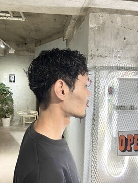 ドアホワイト(door white) 刈り上げてスッキリタイトに抑えた強めパーマヘアー