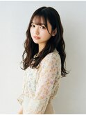 ふんわりとしたカールが可愛らしいセミロングヘア