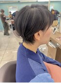 黒髪くびれショート