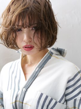 エトランジェ(Etrange) ラフな質感がかわいいボブ/ヌーディベージュ