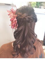 ヘアズシュシュ(hair’s chouchou) サイドねじりハーフアップ