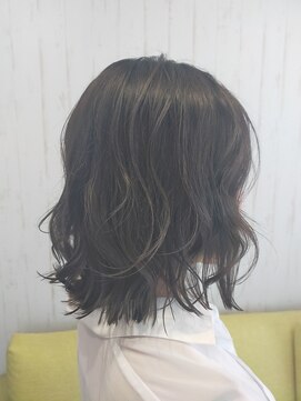 シュカブラ スパングル(Skovla Spangle) 外ハネ&濃いめグレージュカラー