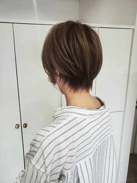 フォクシー(Foxy) 20代30代40代大人50代ショート×小顔カット抜け感丸みショート