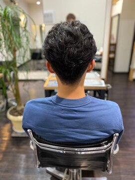 美容室 フォーリア Foglia 【Foglia坪来】フェザーパーマセンター分けツーブロ短髪