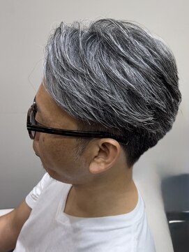 ソレリア(Soleria) 40代を過ぎた男性にオススメな白髪を生かしたかき上げヘア