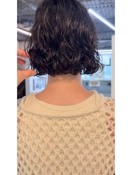 ナヌーク ダイカンヤマ(nanuk daikanyama) ウェット質感のくせ毛風パーマボブ