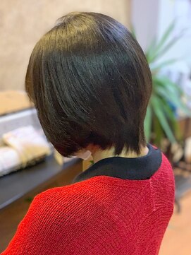 アークスヘアー 透明感ベージュカラー×大人かわいい前下がりショート