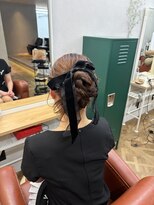 マルクヘアケア(MALQ HAIR CARE) アクセで印象チェンジふわふわシニヨンアレンジ