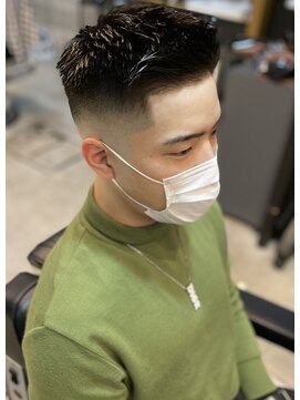 フランクスバーバー アンド ビアークラブ(FRANK'S BARBER and BEER CLUB) スキンフェードかき上げショートレイヤークロップ