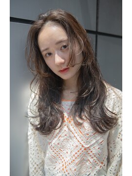 マウロア(MAULOA) "オリーブベージュ×顔まわりレイヤー" 堀川葵衣