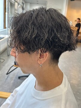 フゥ 宇都宮(FeU) 波巻きパーマセンターパートツイストパーマメンズマッシュパーマ