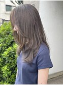 マイルドなオリーブベージュカラー×ロングレイヤー/顔周り