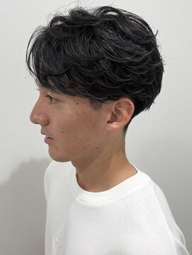 ヒュイル バイ ニアウ(Hwyl by Niau) メンズセンターパートショートパーマスパイラルパーマ刈り上げ