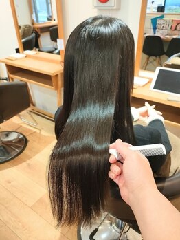 髪質やお悩みに合わせて最適なトリートメントをご提案！うるおいとツヤを与え、しなやかな髪へと導きます◎