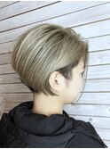 刈り上げショート×ゴールドベージュのクール セシルカット