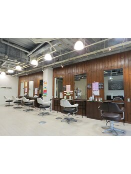 笑顔で出迎えてくれるスタッフばかりだから何度でも通いたくなる―。髪もココロも癒されるHAPPYな空間♪