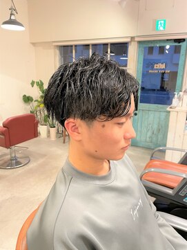 アンティコ(Antico) センターパートマッシュツイストスパイラルネープレスフェード