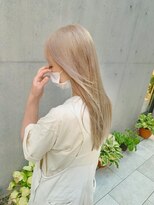 ボブ　ホワイトカラー　ブロンドヘア　ミルクティーベージュ