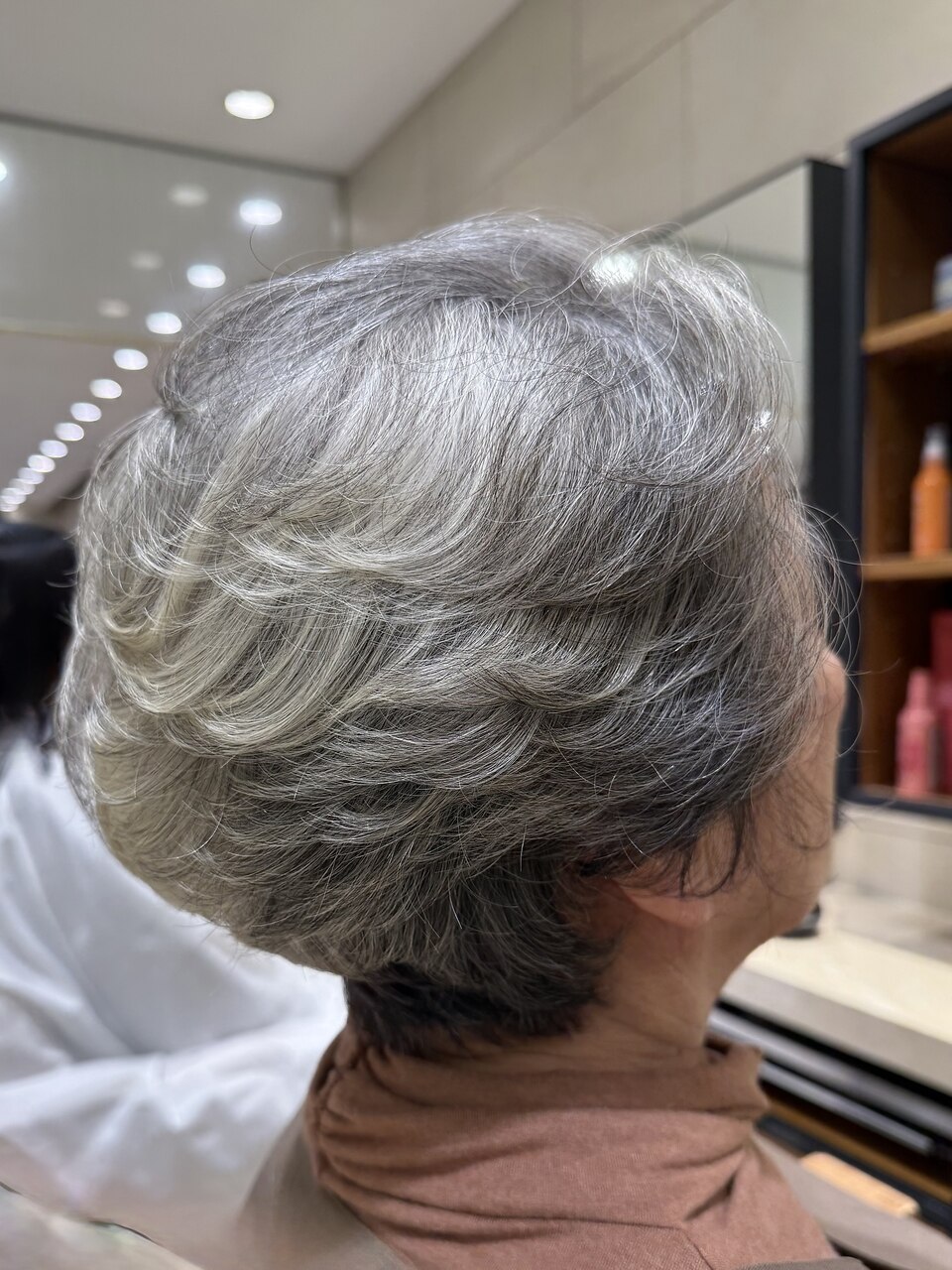 グレイヘアエレガント艶ショート60代70代：L261936478｜ピークアブー