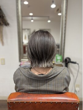 ヘアメイク アンフィ(amphi) シルバー系ハイライト