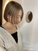 スイウ(suiu)&nbsp;ベージュカラー×前下がりボブ