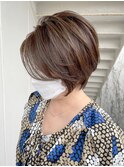 くびレイヤーショートボブ前下がり長め前髪バレイヤージュミルク