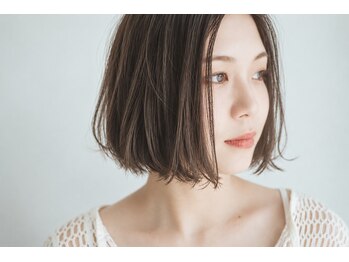ウタシロイロ(uta shiroiro)の写真/“白髪を隠す”から、“活かす”時代へ。utaのグレイカラーは、上品さと抜け感が絶妙。